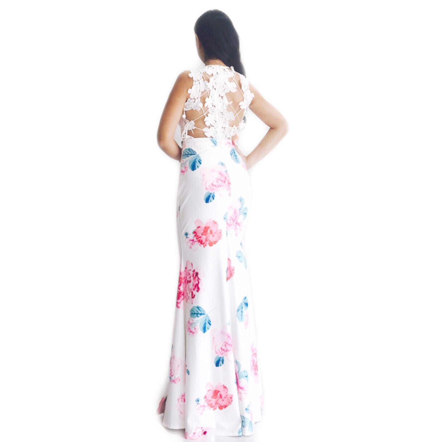 Vestido Blanco con Flores Azules y Rosas