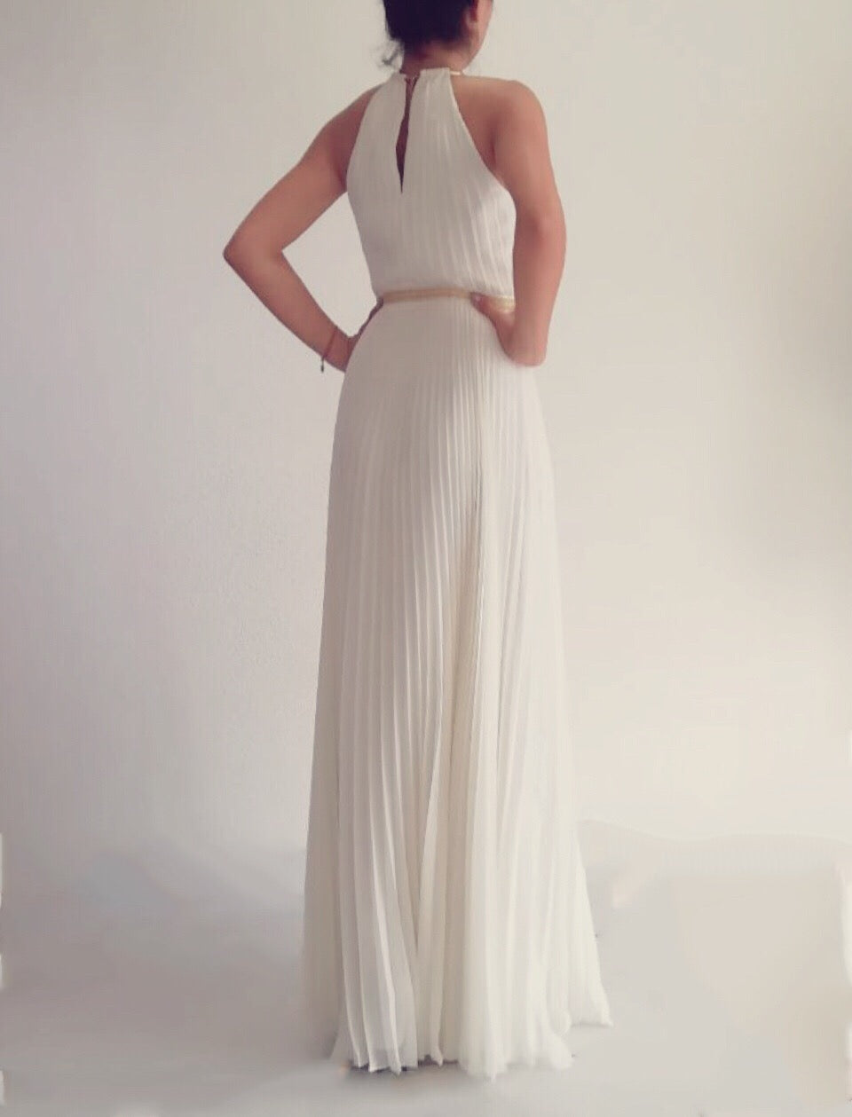 Vestido Blanco Collar Dorado