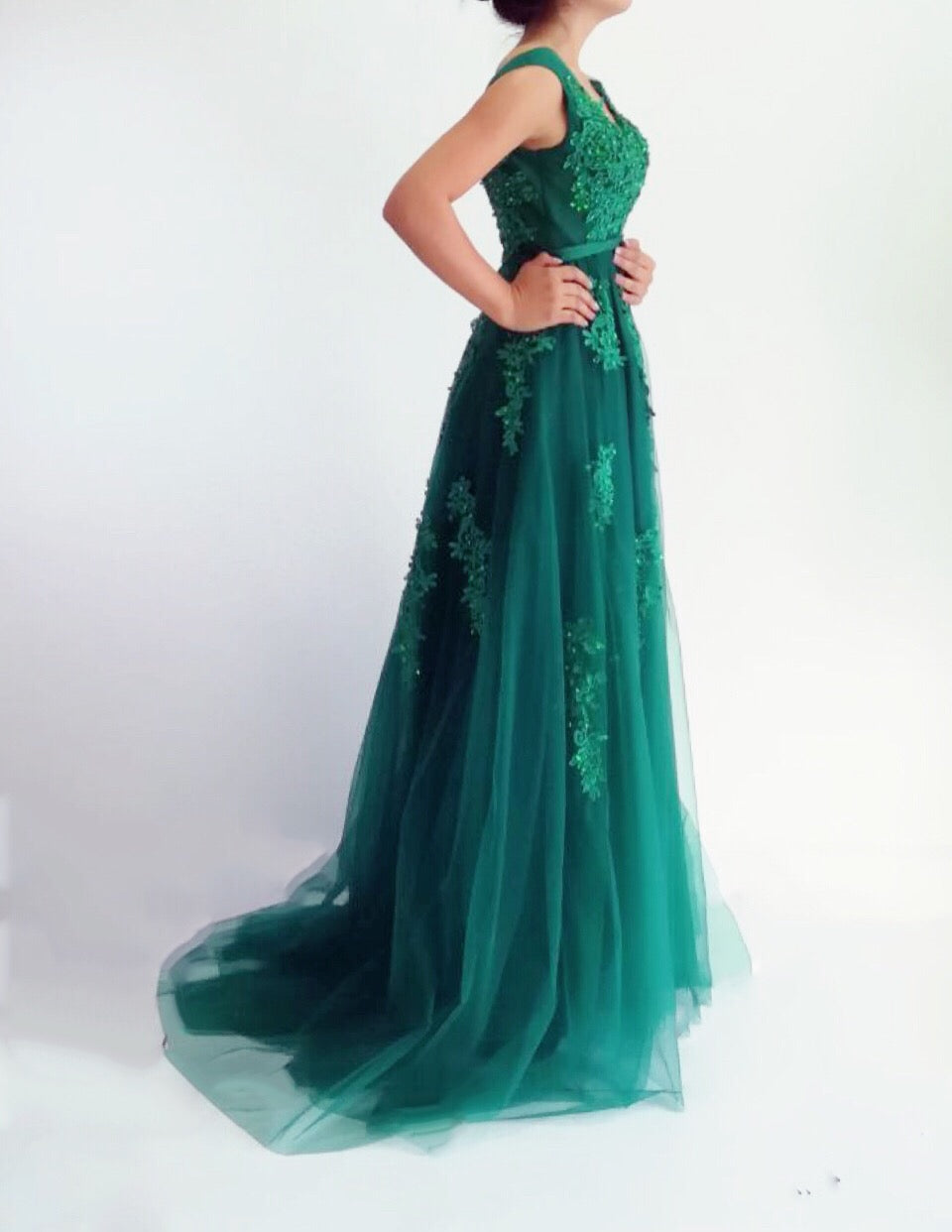Vestido Largo de Tul con Aplicaciones de Encaje