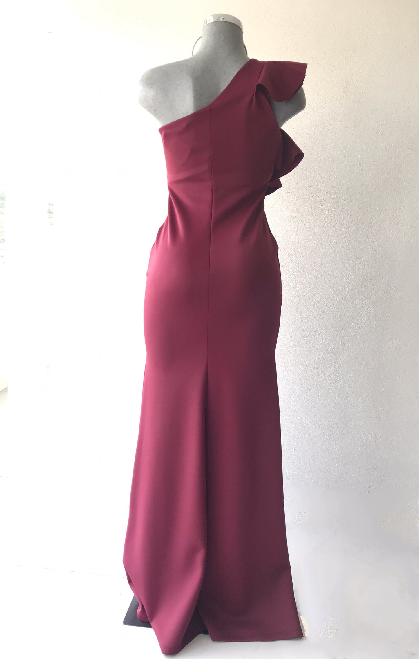 Vestido Tinto de un Hombro con Olan